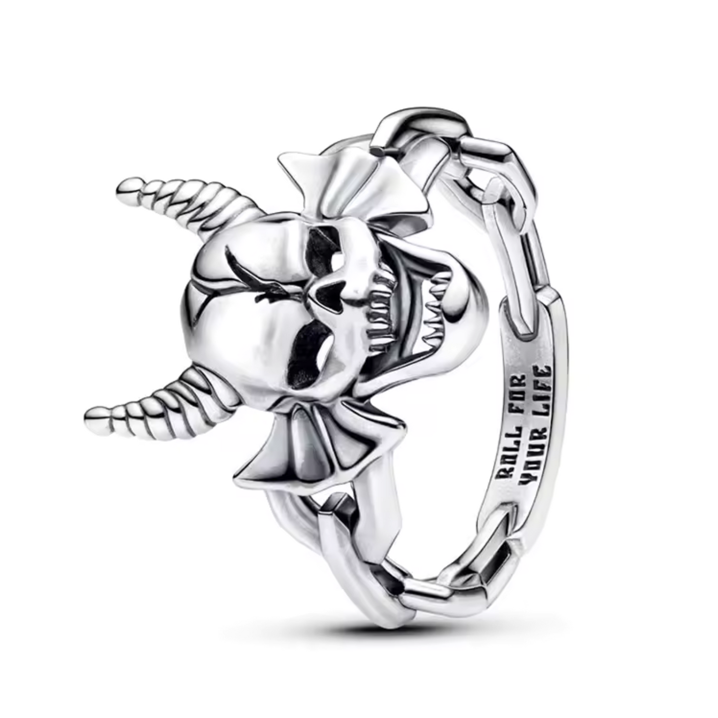 Affirmez votre appartenance à l’univers culte de Stranger Things avec cette bague argentée dédiée au légendaire Hellfire Club. Gravée du célèbre emblème avec son démon cornu, cette bague en argent 925 incarne l’esprit rebelle et l’énergie des passionnés de jeux de rôle. Un clin d’œil puissant à la bande d’Hawkins et à tous ceux qui osent défier l’ordinaire.