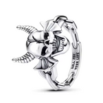 Affirmez votre appartenance à l’univers culte de Stranger Things avec cette bague argentée dédiée au légendaire Hellfire Club. Gravée du célèbre emblème avec son démon cornu, cette bague en argent 925 incarne l’esprit rebelle et l’énergie des passionnés de jeux de rôle. Un clin d’œil puissant à la bande d’Hawkins et à tous ceux qui osent défier l’ordinaire.