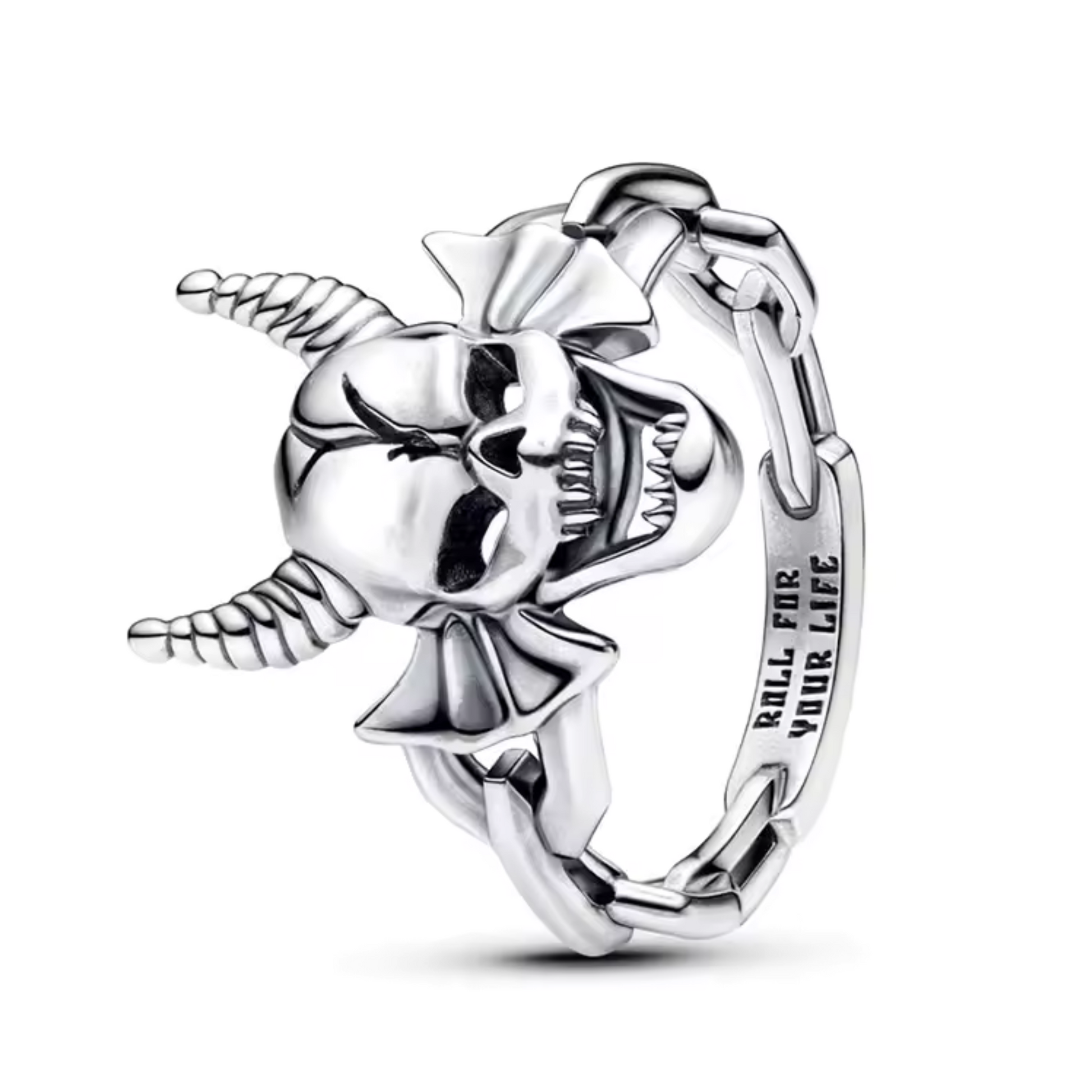 Affirmez votre appartenance à l’univers culte de Stranger Things avec cette bague argentée dédiée au légendaire Hellfire Club. Gravée du célèbre emblème avec son démon cornu, cette bague en argent 925 incarne l’esprit rebelle et l’énergie des passionnés de jeux de rôle. Un clin d’œil puissant à la bande d’Hawkins et à tous ceux qui osent défier l’ordinaire.