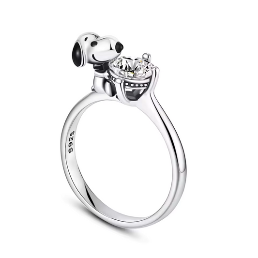 Affichez votre amour pour le célèbre beagle avec cette bague argentée représentant Snoopy dans toute sa simplicité et son charme. Fabriquée en argent 925, cette bague capture l’esprit doux, fidèle et rêveur de Snoopy dans un design élégant et intemporel. Parfaite pour les fans de l’univers Peanuts, elle se porte au quotidien comme un clin d’œil tendre à l’enfance et à l’amitié.