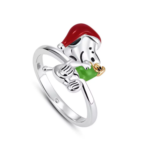 Célébrez la magie des fêtes avec cette bague argentée mettant en scène Snoopy coiffé de son bonnet de Noël. Fabriquée en argent 925, cette bague associe l’adorable silhouette du célèbre beagle à l’ambiance chaleureuse de Noël. Un bijou plein de tendresse et de nostalgie, parfait pour afficher votre amour pour Snoopy tout en ajoutant une touche festive à votre style.