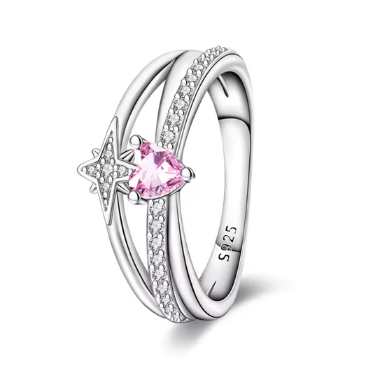 Laissez-vous séduire par cette bague en argent 925 au design moderne et raffiné. Ornée d’un délicat cœur rose et d’une étoile scintillante pavée de strass, elle capte la lumière sous tous les angles pour un éclat irrésistible. Un bijou unique, parfait pour symboliser amour et rêve, à porter au quotidien ou lors de moments précieux.