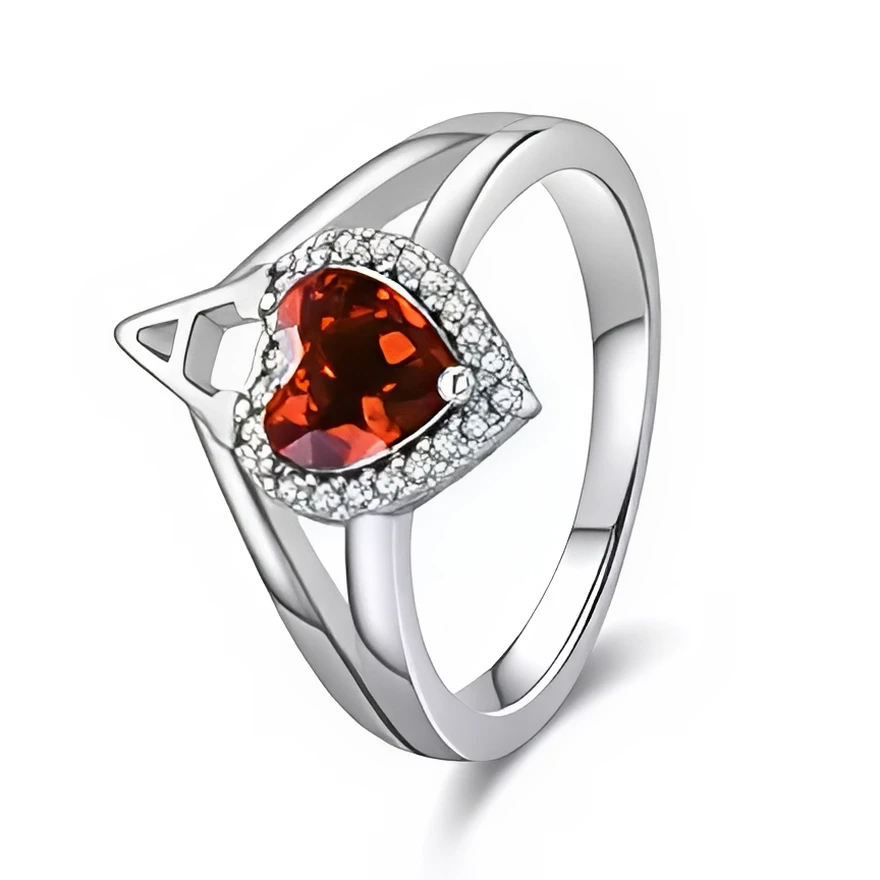 Cette bague en métal argenté présente un anneau fin qui se dédouble sur le dessus pour venir enlacer un grand cristal en forme de cœur rouge profond, placé légèrement en biais. Le cœur est entouré d’un halo de petites pierres claires, tandis qu’un ajouré géométrique sur le côté apporte une touche moderne et légère.

Caractéristiques :

-Matière : Métal argenté poli avec cristal rouge synthétique et oxydes de zirconium transparents.
-Design : Anneau délicatement ouvert sur le dessus, cœur central incliné cei