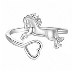 Cette bague en argent 925 met en scène un cheval en plein élan qui semble bondir au‑dessus d’un cœur ajouré, comme s’il sortait du bijou. Elle symbolise la liberté, la passion et le lien profond avec les chevaux, tout en restant fine et facile à porter au quotidien.

Caractéristiques :

-Matière : Argent 925/1000 massif, finition brillante, conçue pour être légère, résistante et agréable à porter.
-Design : Anneau ouvert sur le dessus, d’un côté un cœur fin ajouré, de l’autre un cheval sculpté en trois dime