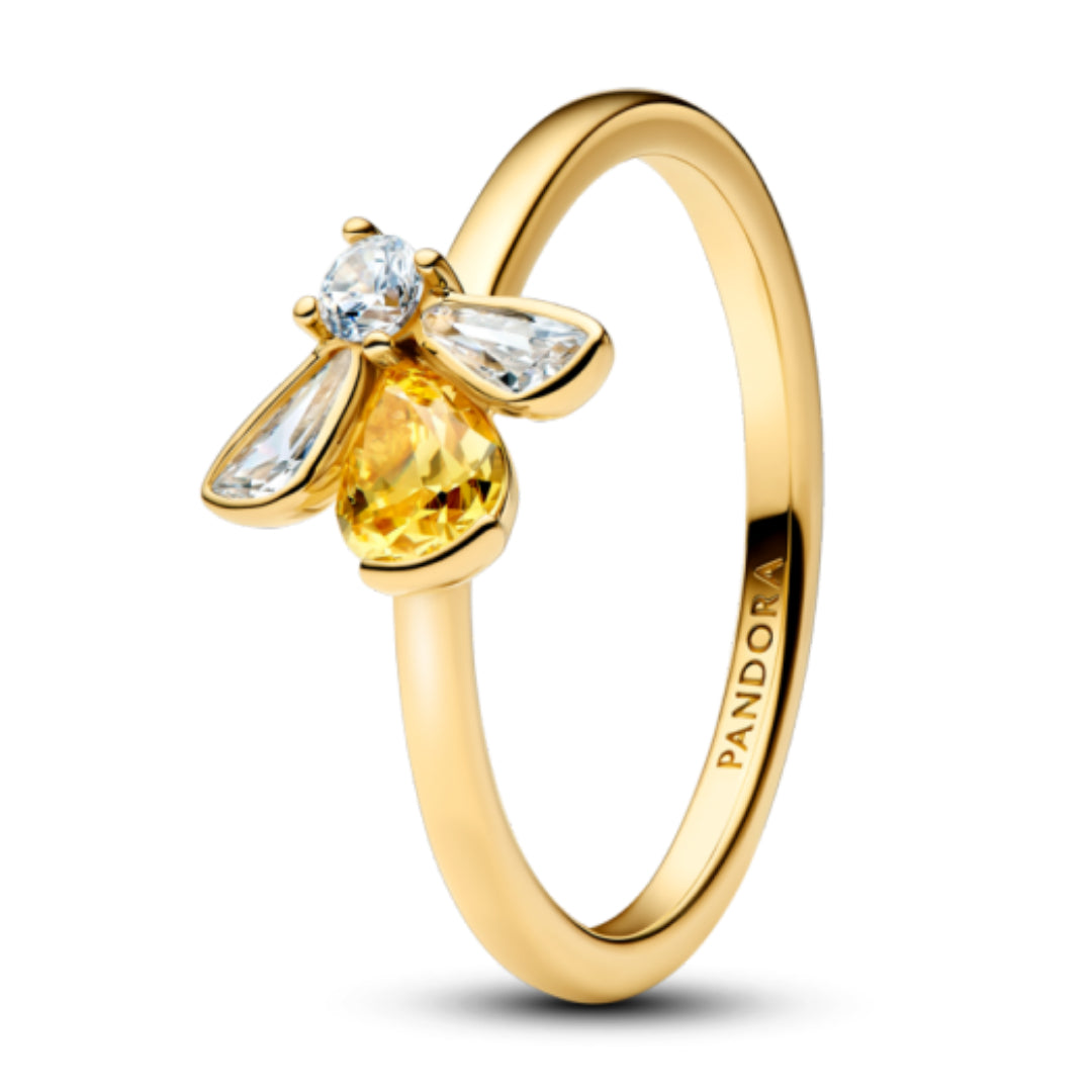 Laisse briller ton style avec cette bague en argent sterling 925 délicatement ornée d’une abeille raffinée, symbole de travail, d’harmonie et de prospérité. Ses détails fins capturent l’élégance de la nature tout en apportant une touche lumineuse et tendance à ta main. À la fois discrète et pleine de caractère, cette bague incarne une beauté naturelle et affirmée.

Caractéristiques :

- Matière : Argent 925.
- Design : Abeille détaillée avec finition brillante et élégante.
- Taille : Tailles US disponibles 