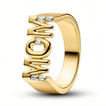 Affiche ton amour avec cette bague en argent sterling 925 doré, délicatement ornée du mot “Mom” dans un design élégant et lumineux. À la fois tendre et raffinée, elle rend hommage à une maman précieuse avec une touche chic et intemporelle. Un bijou symbolique, parfait à offrir ou à porter au quotidien comme un rappel d’amour et de gratitude.

Caractéristiques :

- Matière : Argent 925.
- Design : Mot “Mom” doré, finition brillante et élégante.
- Taille : Tailles US disponibles (plusieurs options au choix).
