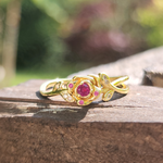 Laissez-vous envoûter par la magie de La Belle et la Bête avec cette bague dorée, inspirée de la célèbre rose enchantée. Fabriquée en argent 925 avec une finition dorée brillante, cette bague met en valeur une rose délicatement sculptée, capturant l'élégance et la beauté intemporelle du symbole central du conte. L'image de la rose, figée dans le temps, incarne l'amour véritable, la passion et l'espoir, offrant un hommage parfait à la magie de cette histoire classique.