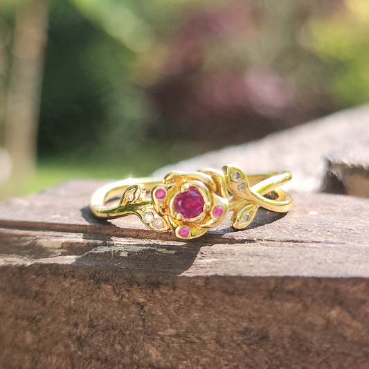 Laissez-vous envoûter par la magie de La Belle et la Bête avec cette bague dorée, inspirée de la célèbre rose enchantée. Fabriquée en argent 925 avec une finition dorée brillante, cette bague met en valeur une rose délicatement sculptée, capturant l'élégance et la beauté intemporelle du symbole central du conte. L'image de la rose, figée dans le temps, incarne l'amour véritable, la passion et l'espoir, offrant un hommage parfait à la magie de cette histoire classique.