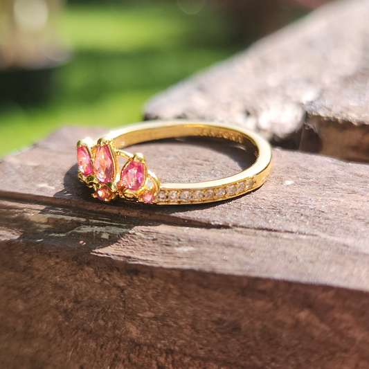 Laissez-vous envoûter par l'univers féerique de Raiponce avec cette bague dorée et rose. Fabriquée en argent 925 avec une finition dorée, cette bague est ornée de subtiles touches de rose, faisant écho à la célèbre couleur des cheveux de Raiponce. Inspirée de l’aventure, de la liberté et de la magie de la princesse, ce bijou élégant symbolise la beauté, le rêve et la lumière, tout comme le conte de Raiponce lui-même.