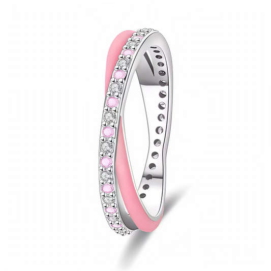 Apportez une touche de délicatesse et de raffinement à votre style avec cette bague en argent 925 au design croisé unique. Elle se compose d’une branche ornée d’une rose avec un strass scintillant et d’une seconde branche entièrement rose poudré. Un bijou sophistiqué et féminin, parfait pour sublimer vos mains avec élégance.