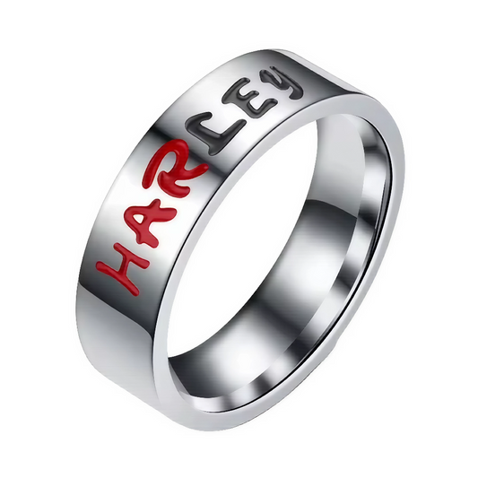 Affichez votre côté déjanté avec cette bague inspirée de l’univers&nbsp;Joker et Harley Quinn&nbsp;des comics DC. Conçue en acier inoxydable poli, elle arbore la gravure "Harley" réalisée dans un lettrage stylisé, mêlant rouge et noir pour rappeler les couleurs légendaires du duo. Minimaliste et audacieuse, elle convient aussi bien aux fans de comics qu’aux amateurs de bijoux rock. Ce bijou est parfait pour celles et ceux qui veulent s’affirmer avec une pièce à la fois iconique et résolument pop culture.