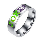 Exprime ton esprit rebelle et original avec cette bague dédiée à l’univers du&nbsp;Joker. Son design en acier inoxydable brillant est sublimé par la gravure "JOKER" stylisée, avec le "JOK" en vert et le "ER" en violet, un clin d’œil aux couleurs emblématiques du célèbre antagoniste de Gotham. Moderne et pop, cette bague s’adresse aux fans de DC Comics ainsi qu’à tous ceux qui aiment arborer des accessoires audacieux et iconiques.