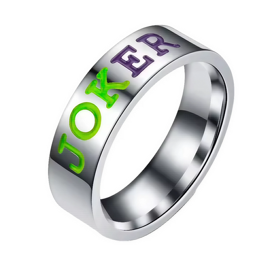 Exprime ton esprit rebelle et original avec cette bague dédiée à l’univers du&nbsp;Joker. Son design en acier inoxydable brillant est sublimé par la gravure "JOKER" stylisée, avec le "JOK" en vert et le "ER" en violet, un clin d’œil aux couleurs emblématiques du célèbre antagoniste de Gotham. Moderne et pop, cette bague s’adresse aux fans de DC Comics ainsi qu’à tous ceux qui aiment arborer des accessoires audacieux et iconiques.