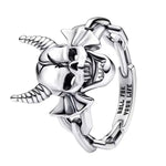 Apporte une touche mystérieuse et audacieuse à ta main avec cette bague Hellfire Club. Inspirée de l’univers de Stranger Things, cette pièce met en valeur l’emblème du club avec un design affirmé, des détails soignés et une finition brillante. Une bague originale et pleine de caractère, parfaite pour les fans de la série et des bijoux au style fort et symbolique.

Caractéristiques :

- Matière : Argent 925.
- Design : Emblème Hellfire Club (tête de démon) en version bague.
- Dimensions : Taille confortable 