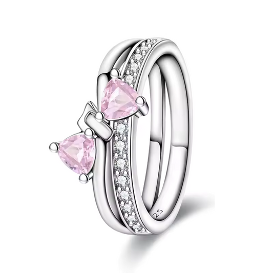 Faites scintiller vos mains avec cette bague en argent 925 ornée d’un élégant nœud serti de strass roses. Ce bijou raffiné allie douceur et éclat pour un effet glamour tout en subtilité. Idéale pour apporter une touche de féminité et de lumière à vos tenues, cette bague est un choix parfait pour se faire plaisir ou pour un cadeau qui fera sensation.