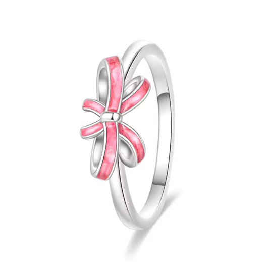 Ajoutez une touche de douceur à votre style avec cette bague en argent 925 ornée d’un nœud en argent rose clair. Son design minimaliste et raffiné en fait un bijou intemporel, parfait pour compléter vos tenues avec subtilité. Un choix idéal pour celles qui aiment les détails féminins et délicats.