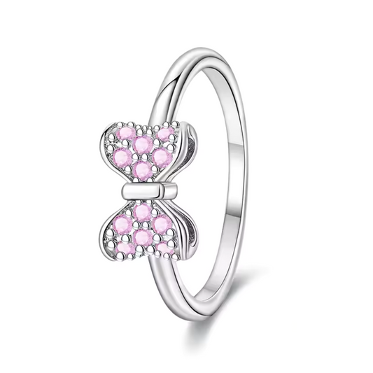 Alliez élégance et brillance avec cette bague en argent 925 ornée d’un délicat nœud rose sublimé par plusieurs strass scintillants. Ce bijou raffiné, au design romantique et lumineux, est idéal pour ajouter une touche glamour à vos tenues et pour célébrer les moments précieux. Une pièce parfaite à offrir ou à s’offrir.
