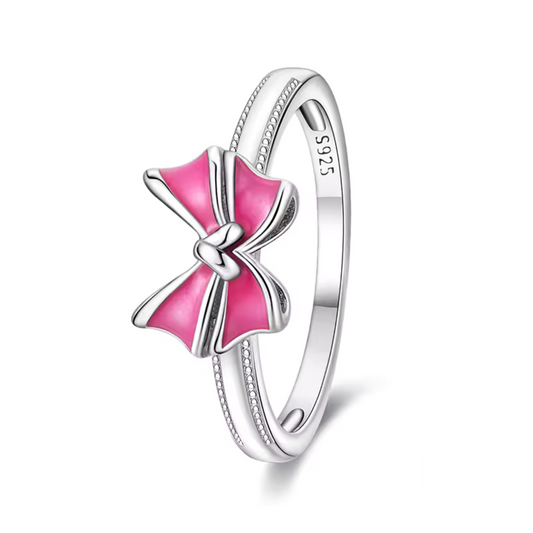 Délicate et raffinée, cette bague en argent 925 arbore un petit nœud rose sur le dessus, symbole de tendresse et de féminité. Son design intemporel et élégant en fait un bijou parfait pour sublimer vos tenues du quotidien ou pour offrir en gage d’affection. Une pièce pleine de charme qui séduira les amatrices de détails délicats.