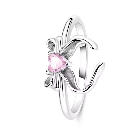 Succombez au charme de cette bague en argent 925 ornée d’un délicat nœud, sublimé par un strass en forme de cœur rose au centre. Ce bijou raffiné symbolise l’amour et la tendresse, parfait pour apporter une touche romantique et lumineuse à votre style. Idéale en cadeau pour une personne chère ou pour célébrer un moment spécial.