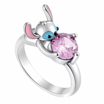 Cette bague ajustable en argent 925 (S925) capture Stitch espiègle de Lilo et Stitch, silhouette rebelle yeux expressifs, oreilles pointues iconiques, pierre zircone rose étincelante. Elle symbolise chaos affectueux, amitié ohana indéfectible et esprit extraterrestre attachant.

Caractéristiques :

Matière : Argent 925 (S925) poli argent émail avec strass cristal yeux pétillants.
Design : Stitch profil dynamique, anneau spiralé confortable, détails antennes ciselés.
Tailles : T6 à T9.
