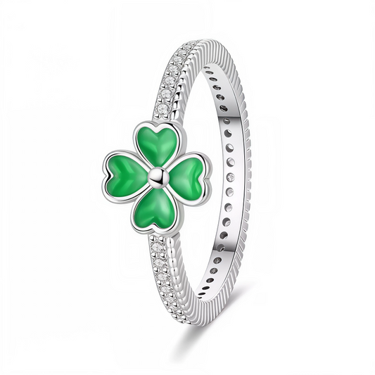 Ajoutez une touche de chance et de raffinement à votre style avec cette bague en argent 925 représentant un trèfle à quatre feuilles. Son design délicat et ses feuilles finement travaillées en font un bijou symbole de bonheur et d’élégance, parfait pour compléter toutes vos tenues.