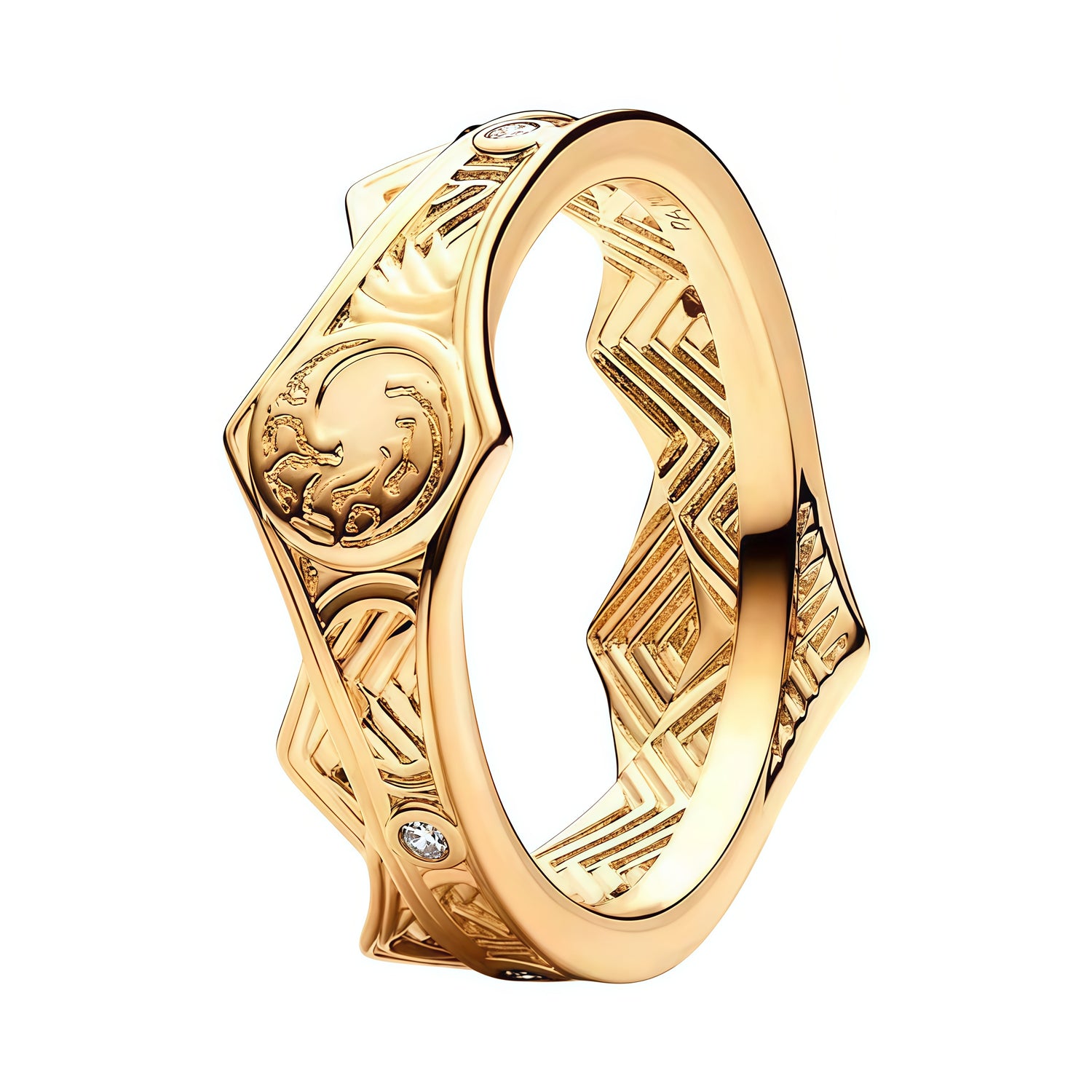 Apporte une touche puissante et royale à ta main avec cette bague dorée Game of Thrones. Inspirée de l’univers de la série, cette pièce met en valeur des symboles emblématiques (dragon, lion, couronne) avec un design affirmé, des détails soignés et une finition dorée éclatante. Une bague originale et pleine de caractère, parfaite pour les fans de Game of Thrones et des bijoux au style fort.

Caractéristiques :

- Matière : Argent 925.
- Design : Symboles Game of Thrones (dragon, lion, couronne) en version b