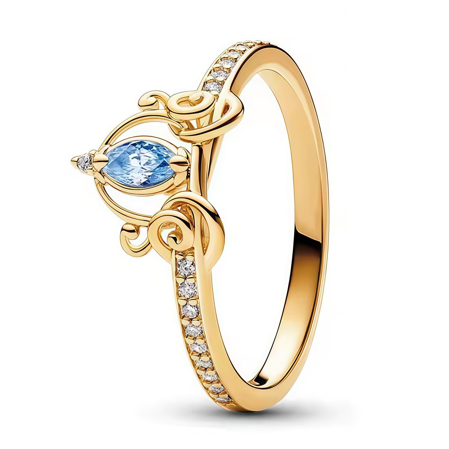 Apporte une touche féerique et élégante à ta main avec cette bague dorée carrosse Cendrillon. Inspirée du conte Disney, cette pièce met en valeur le carrosse mythique avec des formes ajourées dorées, une pierre bleue centrale (souvent en zircone) et des détails scintillants. Une bague magique et raffinée, parfaite pour les fans du film et les bijoux au style enchanteur et sophistiqué.

Caractéristiques :
- Matière :&nbsp; Argent 925.
- Design : Carrosse de Cendrillon avec pierre bleue marquise et pavé scint