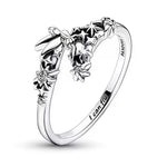 Apporte une touche féerique et magique à ta main avec cette bague fée Clochette. Inspirée de l’univers enchanteur de Peter Pan, cette pièce met en valeur la silhouette délicate de Clochette, souvent entourée d’étoiles scintillantes ou de poussières magiques, avec des finitions soignées en argent. Une bague rêveuse et élégante, parfaite pour les fans de Disney et les bijoux au style féminin et sophistiqué.

Caractéristiques :
- Matière : Argent 925.
- Design : Silhouette de Clochette, étoiles, poussière magi