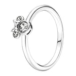Apporte une touche féminine et élégante à ta main avec cette bague symbole Minnie. Inspirée de l’univers Disney, cette pièce met en valeur l’icône de Minnie avec un design raffiné, des détails délicats et une finition soignée. Une bague intemporelle et pleine de charme, parfaite pour les fans de Disney et les bijoux au style tendre et sophistiqué.

Caractéristiques :

- Matière : Argent 925
- Design : Symbole Minnie (tête, nœud, silhouette) en version bague.
- Dimensions : Taille confortable et agréable à p