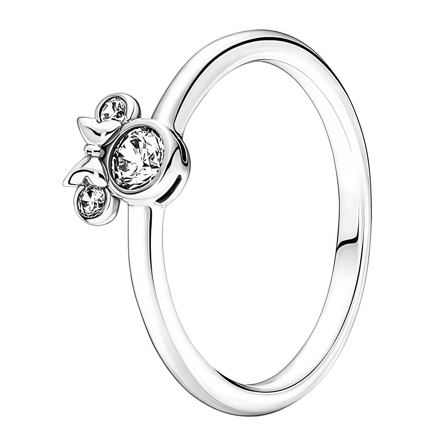 Apporte une touche féminine et élégante à ta main avec cette bague symbole Minnie. Inspirée de l’univers Disney, cette pièce met en valeur l’icône de Minnie avec un design raffiné, des détails délicats et une finition soignée. Une bague intemporelle et pleine de charme, parfaite pour les fans de Disney et les bijoux au style tendre et sophistiqué.

Caractéristiques :

- Matière : Argent 925
- Design : Symbole Minnie (tête, nœud, silhouette) en version bague.
- Dimensions : Taille confortable et agréable à p