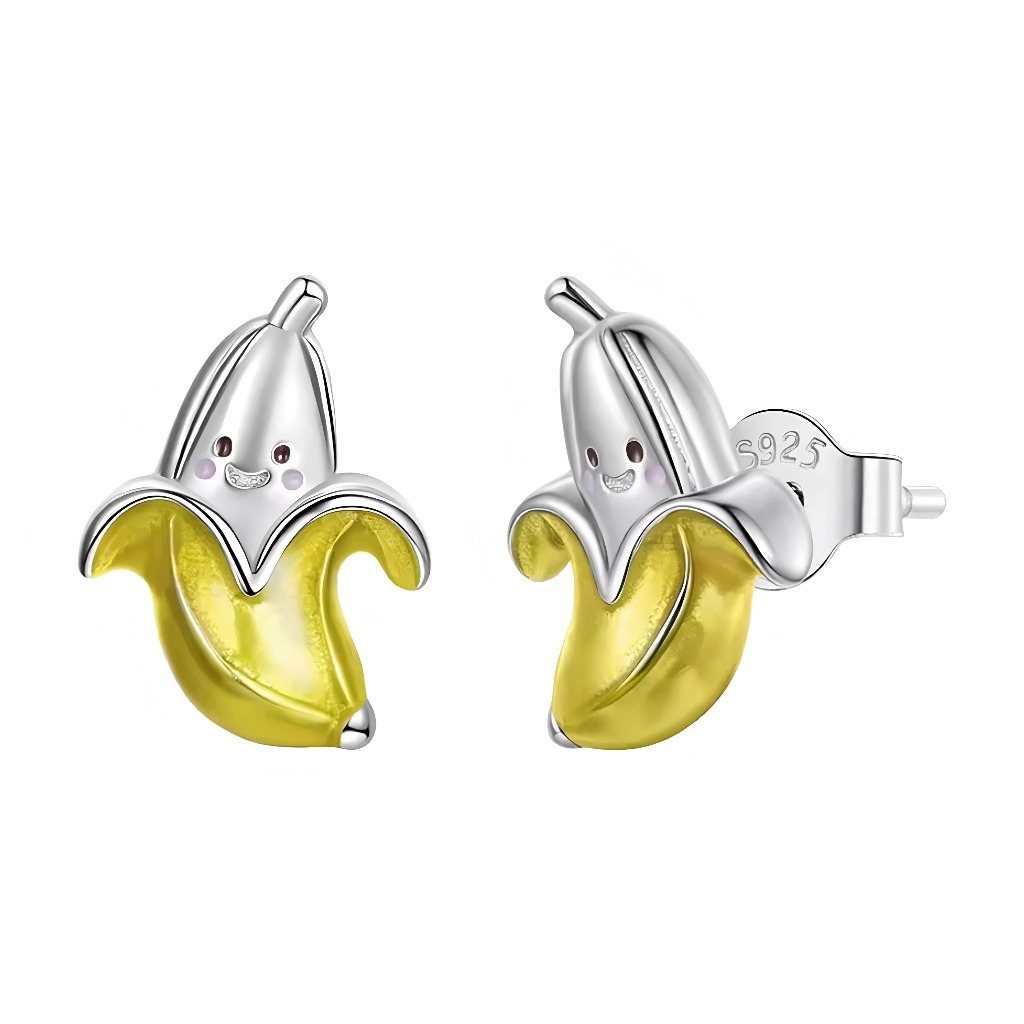 Ces boucles d’oreilles puces mettent en scène une banane kawaii irrésistible, avec un sourire espiègle, des joues roses et des yeux rieurs qui apportent une dose de joie tropicale. Réalisée en argent 925 avec un émail jaune brillant sur la peau épluchée, elle arbore une finition lisse et texturée pour un effet réaliste et ludique. Le petit format les rend parfaites pour un accessoire fun et discret au quotidien.