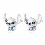 Ces boucles d'oreilles adorables représentent une petite créature blanche aux grandes oreilles et yeux bleus pétillants, assise et tenant un cristal bleu facetté entre ses pattes courtes. Le design 3D fidèle capture l'expression espiègle et le pelage doux pour un effet attachant et dynamique. Symbole d'aventure rebelle et de tendresse cosmique, elles ajoutent une touche fantaisiste à tout look.

Caractéristiques :

Matière : Argent 925 (S925) avec cristal bleu.
Design : Pair boucles dormeuses, créature bleu
