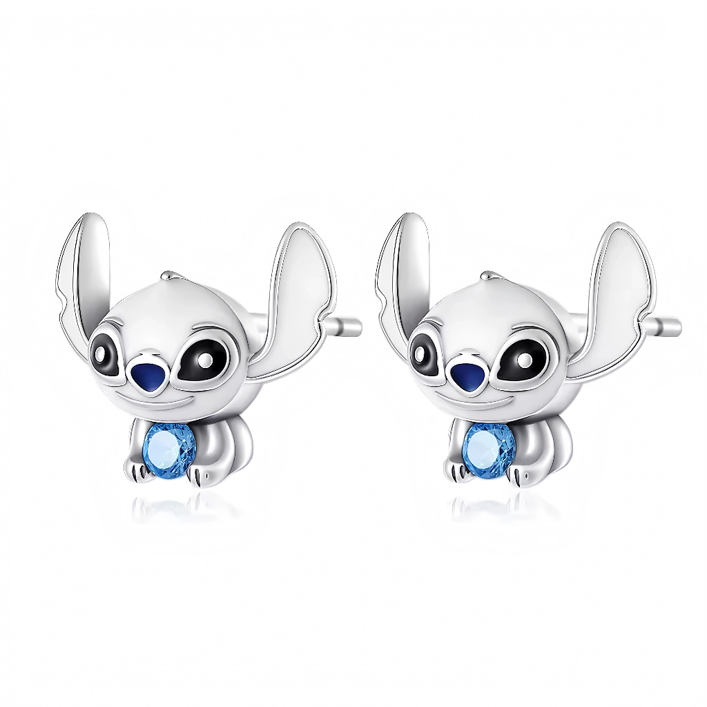 Ces boucles d'oreilles adorables représentent une petite créature blanche aux grandes oreilles et yeux bleus pétillants, assise et tenant un cristal bleu facetté entre ses pattes courtes. Le design 3D fidèle capture l'expression espiègle et le pelage doux pour un effet attachant et dynamique. Symbole d'aventure rebelle et de tendresse cosmique, elles ajoutent une touche fantaisiste à tout look.

Caractéristiques :

Matière : Argent 925 (S925) avec cristal bleu.
Design : Pair boucles dormeuses, créature bleu