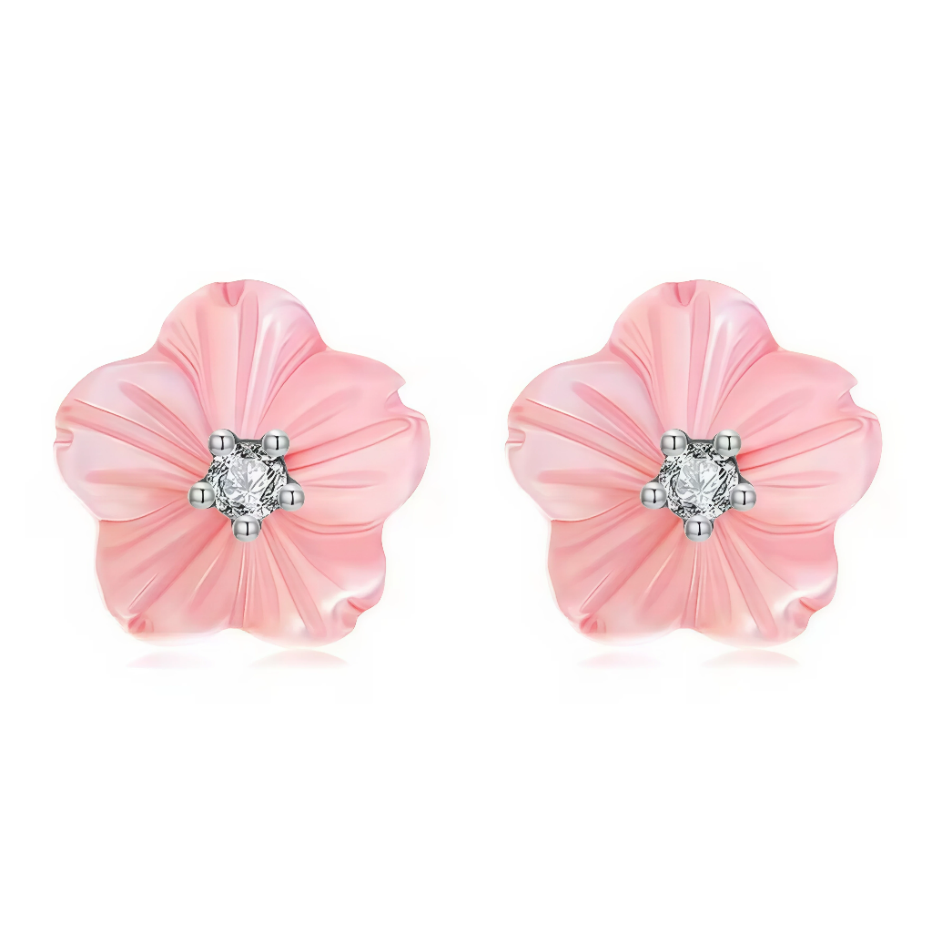 Ces boucles d’oreilles dormeuses en argent 925 mettent en scène deux fleurs délicates aux pétales rose nacrés iridescents, chacune centrée d’un oxyde de zirconium rond brillant pour un effet doux et lumineux au lobe. Leur design organique et subtil convient à un port quotidien raffiné.

Caractéristiques :

Matière : Argent 925 (S925) et nacre rose synthétique avec oxyde zirconium central
Design : Fleur 5 pétales texturés nacrés, sertie pierre ronde au cœur, système dormeuse plate
Style : Féminin et naturel,