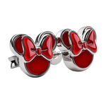 Ajoutez une note élégante et ludique à votre look grâce à ces boucles d’oreilles en forme de silhouette de Minnie Mouse, sublimées par un large nœud rouge éclatant. Leur design minimaliste évoque instantanément l’univers Disney tout en restant chic et facile à assortir à toutes les tenues.

Fabriquées en argent 925, ces boucles d’oreilles se distinguent par la brillance du métal et l’intensité de l’émail rouge sur le nœud, emblème de Minnie, pour un résultat à la fois raffiné et plein de caractère. Ce choix
