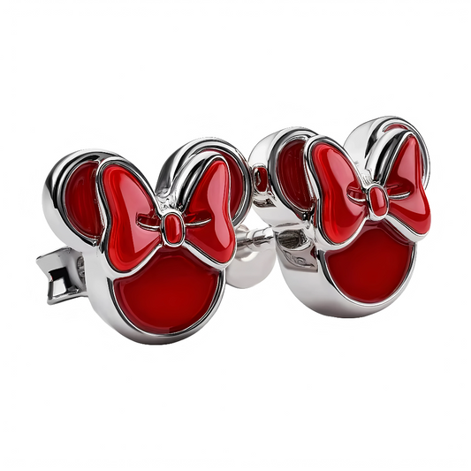 Ajoutez une note élégante et ludique à votre look grâce à ces boucles d’oreilles en forme de silhouette de Minnie Mouse, sublimées par un large nœud rouge éclatant. Leur design minimaliste évoque instantanément l’univers Disney tout en restant chic et facile à assortir à toutes les tenues.

Fabriquées en argent 925, ces boucles d’oreilles se distinguent par la brillance du métal et l’intensité de l’émail rouge sur le nœud, emblème de Minnie, pour un résultat à la fois raffiné et plein de caractère. Ce choix