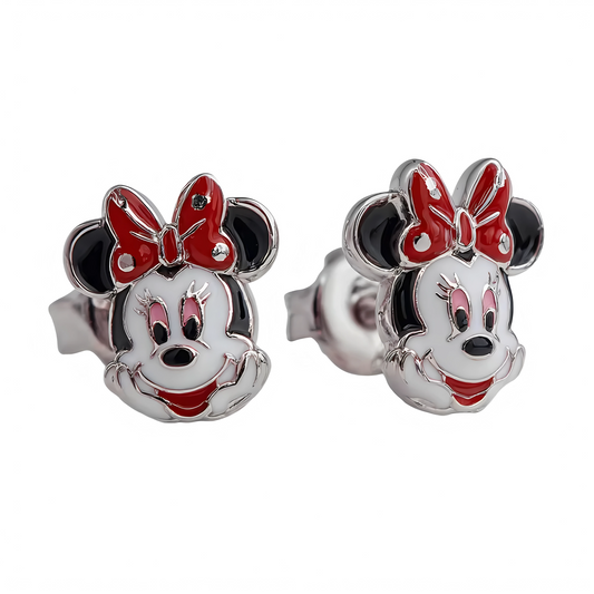 Craquez pour l’élégance et la tendresse de ces boucles d’oreilles représentant Minnie Mouse dans sa posture iconique, la tête entre les mains et un large sourire charmeur. Un accessoire raffiné qui réunit tout le charme intemporel de Disney, idéal pour sublimer chaque tenue d’une touche de fantaisie.

Confectionnées en argent 925, ces boucles affichent des finitions éclatantes : le célèbre nœud rouge de Minnie, ses cils soulignés et ses oreilles délicatement dessinées, le tout relevé par de subtils jeux de 