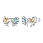 Ces boucles d’oreilles puces adoptent la forme d’un élégant nœud en argent 925, orné de pierres colorées façon gouttes de pluie pastel. Une pierre jaune lumineuse et une pierre bleu lagon en taille navette illuminent chaque extrémité du nœud, tandis que deux petits cristaux ronds rose et blanc ajoutent une touche délicate et féminine. Leur format compact en fait un bijou raffiné à porter au quotidien ou pour sublimer une tenue de fête avec une discrète note de couleur.
