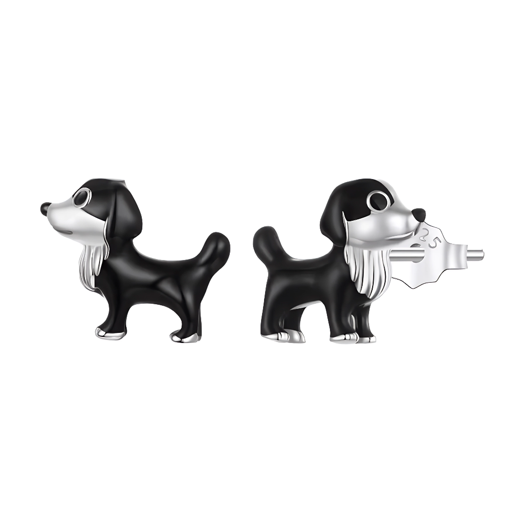 Ces adorables boucles d'oreilles puces représentent un petit chien noir au museau argenté, plein de charme et de malice. Chaque détail est soigneusement travaillé en émail noir avec des accents argentés sur le museau, le poitrail et les pattes, donnant vie à ce compagnon miniature au regard espiègle. Le poinçon S925 gravé sur la tige atteste de la qualité de l'argent sterling utilisé.