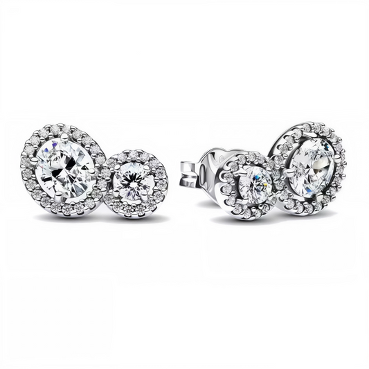 Paire de boucles d’oreilles en argent 925 ornées de deux pierres scintillantes par oreille, chacune entourée d’un halo de micro-cristaux. Un bijou lumineux et raffiné qui capte la lumière sous tous les angles pour une allure chic et intemporelle.

Caractéristiques

– Métal : argent 925
– Design : puces double pierre avec halo pavé
– Type : boucles d’oreilles à tige (fermoir poussette)
– Finition brillante et détaillée