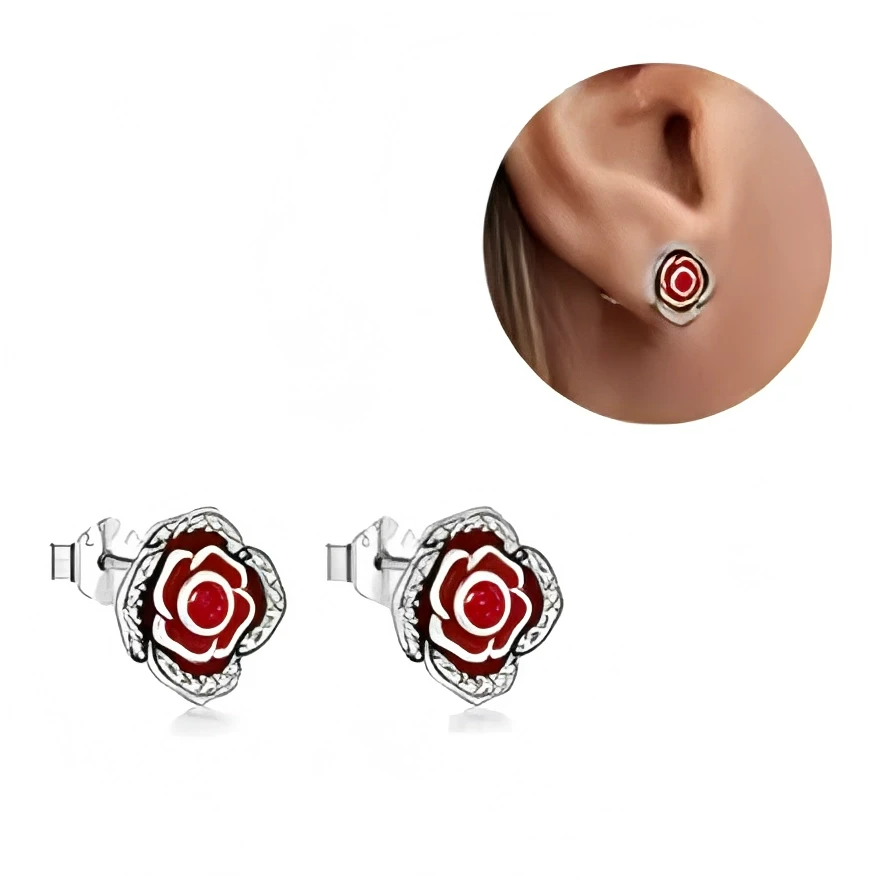 Ces boucles d’oreilles puces en argent 925 dessinent une rose stylisée, dont les pétales sont soulignés d’émail rouge profond pour un effet velouté et intense. Au cœur de chaque fleur brille une pierre rouge facettée, entourée d’un halo de petits zirconias clairs qui ajoutent une touche de lumière tout autour du motif.

Caractéristiques :

-Matière : Argent 925 avec émail rouge et zirconias clairs et rouges.
-Design : Fleur de rose en plusieurs couches de pétales, centrée par une pierre rouge et cerclée de 