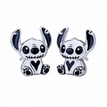 Plongez dans l’ambiance d’Halloween avec ces boucles d’oreilles originales à l’effigie de Stitch, revisité en version squelettique pour une touche espiègle et mystérieuse. Parfaites pour célébrer la saison ou simplement afficher un style audacieux, elles mêlent l’adorable créature de Lilo et Stitch à un esprit gothique chic.

Fabriquées en argent 925, ces boucles d’oreilles se démarquent par leurs détails en émail noir : grandes oreilles expressives, motif de cœur sur le torse et motifs de griffes accentués