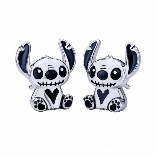 Plongez dans l’ambiance d’Halloween avec ces boucles d’oreilles originales à l’effigie de Stitch, revisité en version squelettique pour une touche espiègle et mystérieuse. Parfaites pour célébrer la saison ou simplement afficher un style audacieux, elles mêlent l’adorable créature de Lilo et Stitch à un esprit gothique chic.

Fabriquées en argent 925, ces boucles d’oreilles se démarquent par leurs détails en émail noir : grandes oreilles expressives, motif de cœur sur le torse et motifs de griffes accentués