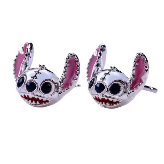 Faites sensation pour Halloween avec ces boucles d’oreilles inédites de Stitch version zombie, parfaites pour une allure déjantée et festive. Ce design extravagant met en scène Stitch avec ses grandes oreilles rose vif, un regard rond expressif, des coutures sur le front et un sourire effrayant en rouge.

Confectionnées en argent 925, elles séduisent par leurs détails minutieux : finitions brillantes, oreilles soulignées de rose intense et visage orné de cicatrices pour un effet horrifique, tout en conserva