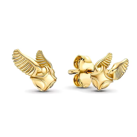 Plonge dans l’univers magique de Poudlard avec ces sublimes boucles d’oreilles Golden Snitch inspirées de la saga Harry Potter ! Fabriquées en alliage doré élégant, elles reprennent la forme emblématique du Vif d’Or, symbole de vitesse et d’agilité au Quidditch.