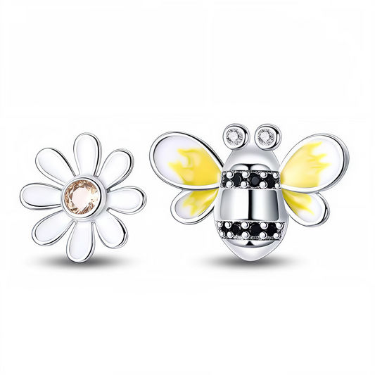 Apportez une touche fraîche et originale à votre style avec ce duo de boucles d’oreilles en argent 925. Une abeille délicatement travaillée et une fleur élégante forment un ensemble asymétrique plein de charme, parfait pour celles qui aiment les designs inspirés de la nature.