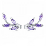 Ces boucles d’oreilles en argent 925 dessinent une délicate branche stylisée qui remonte le long du lobe, sertie de pierres violettes facettées en forme de marquise. Leur silhouette évoque des ailes légères ou un rameau de lavande, pour une allure romantique et élégante qui illumine le visage.

Caractéristiques :

-Matière : Argent 925/1000 massif, finition brillante, orné de pierres synthétiques violettes taillées en marquise pour un éclat raffiné.
-Design : Puces d’oreilles type ear climber, composées de 