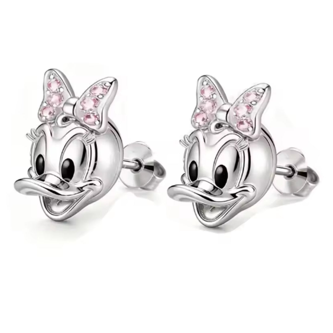 Ajoute une touche chic et pétillante à ton style avec ces boucles d’oreilles en argent sterling 925 représentant Daisy, l’icône élégante au caractère affirmé. Leur design raffiné et lumineux capture son esprit glamour et féminin, apportant une note tendance et pleine de charme à ton look. Un bijou idéal pour celles qui aiment allier douceur et élégance avec une pointe d’audace.

Caractéristiques :

- Matière : Argent 925.
- Design : Daisy détaillée avec finitions brillantes et touches colorées.
- Fermoir : 