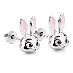 Ajoute une touche fun et pétillante à ton style avec ces boucles d’oreilles en argent sterling 925 représentant Judy Hopps, la célèbre lapine pleine d’énergie et de détermination. Leur design détaillé et expressif capture son esprit courageux et optimiste, apportant une note originale et attachante à ton look. Un bijou parfait pour afficher ta personnalité avec légèreté et caractère.

Caractéristiques :

- Matière : Argent 925.
- Design : Judy Hopps détaillée avec finitions brillantes et touches colorées.
-