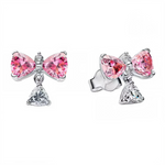 Ajoute une touche de douceur et de féminité à ton style avec ces boucles d’oreilles en argent sterling 925, délicatement façonnées en forme de nœud rose. Symbole d’attachement et d’élégance, leur design raffiné apporte une note tendre et lumineuse à ton visage. À la fois discrètes et charmantes, elles subliment chaque tenue avec une délicatesse irrésistible.

Caractéristiques :

- Matière : Argent 925.
- Design : Nœud rose détaillé, finition brillante et élégante.
- Fermoir : Attache sécurisée et confortabl